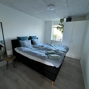 Nyrenoveret Med Balkon Og Parkering Esbjerg